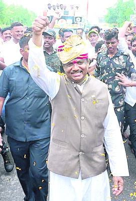 రాజకీయ సందడే!1