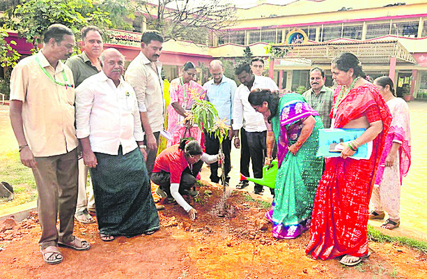 రైల్వే లైన్ల సమీపంలో  గాలిపటాలు ఎగరవేయడం నిషేధం 1