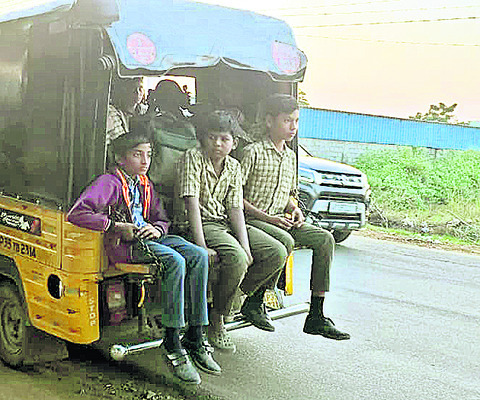 ప్రాణాలూ వేలాడాల్సిందేనా..! 1