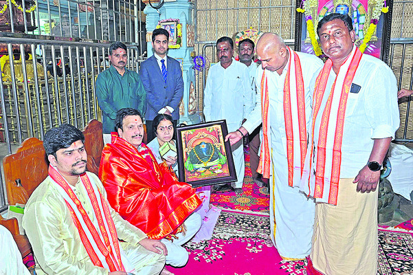 కాణిపాకంలో పలువురు ప్రముఖులు 
1