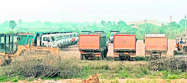 టిప్పర్‌ ఢీకొని యువకుడి మృతి 1