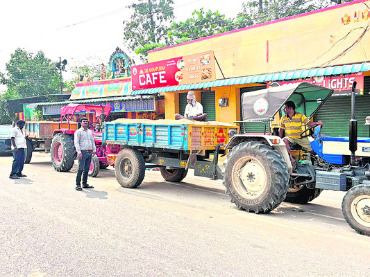 ఇసుక ట్రాక్టర్ల సీజ్‌ 
1