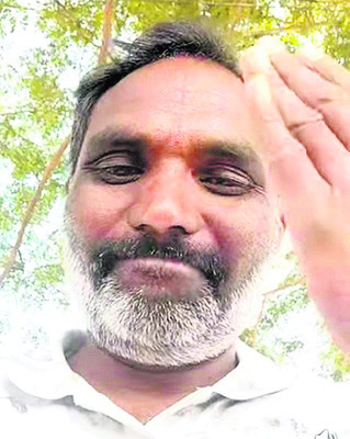 పొలంలోనే కుప్పకూలిన రైతు
1