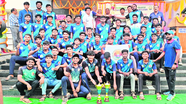 కీచక ఉపాధ్యాయుడిపై సస్పెన్షన్‌ వేటు 1