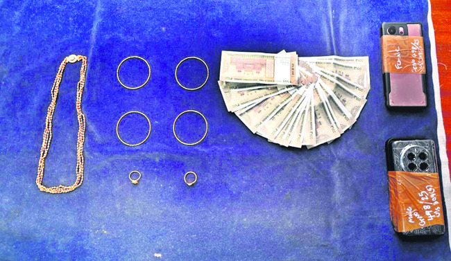 తాళ్లతో కట్టేసి.. నగలు దోచేసి.! 1