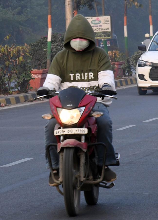 Cold Wave : Dense Fog Envelops Hyderabad Photos14