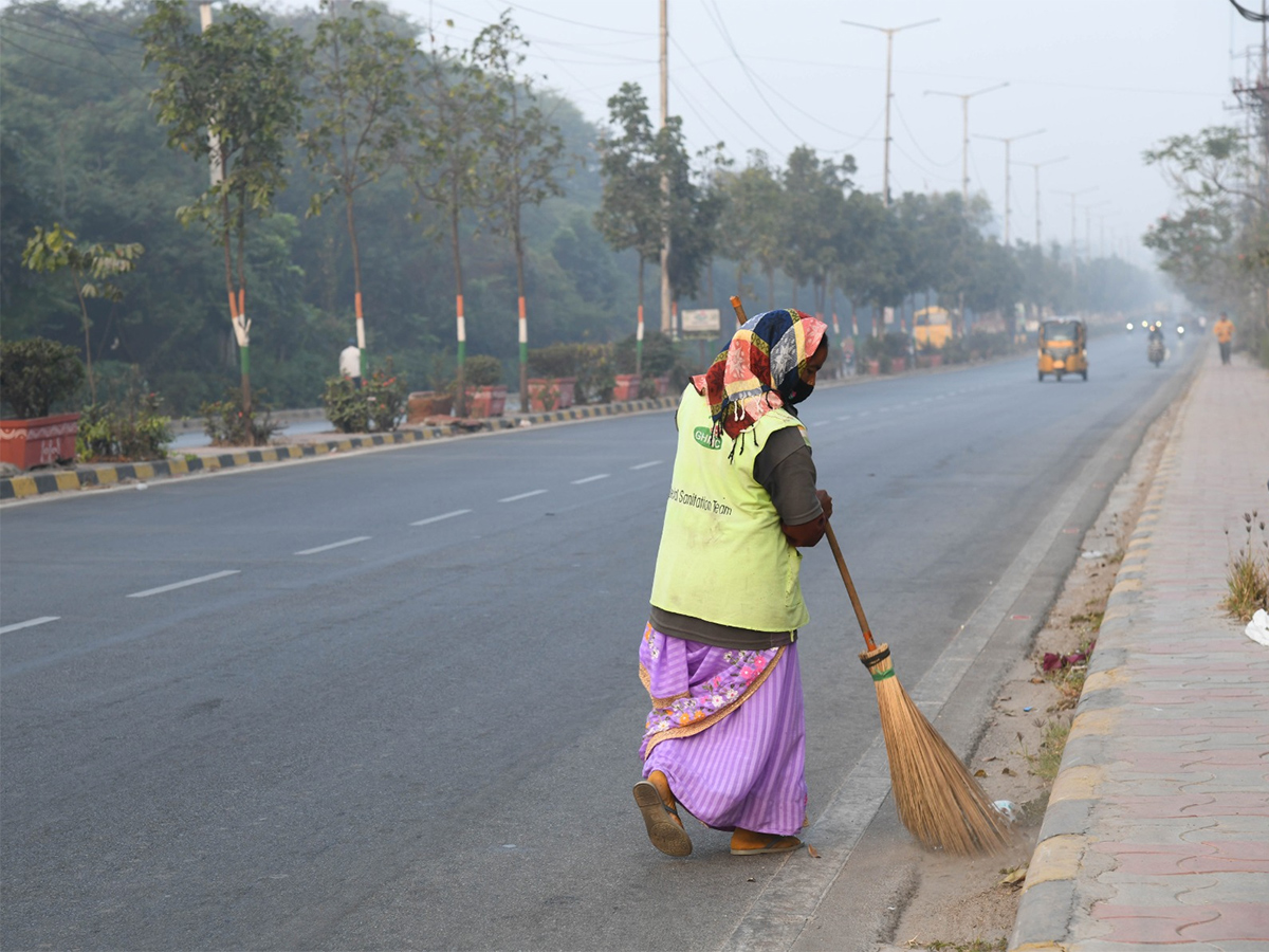 Cold Wave : Dense Fog Envelops Hyderabad Photos2