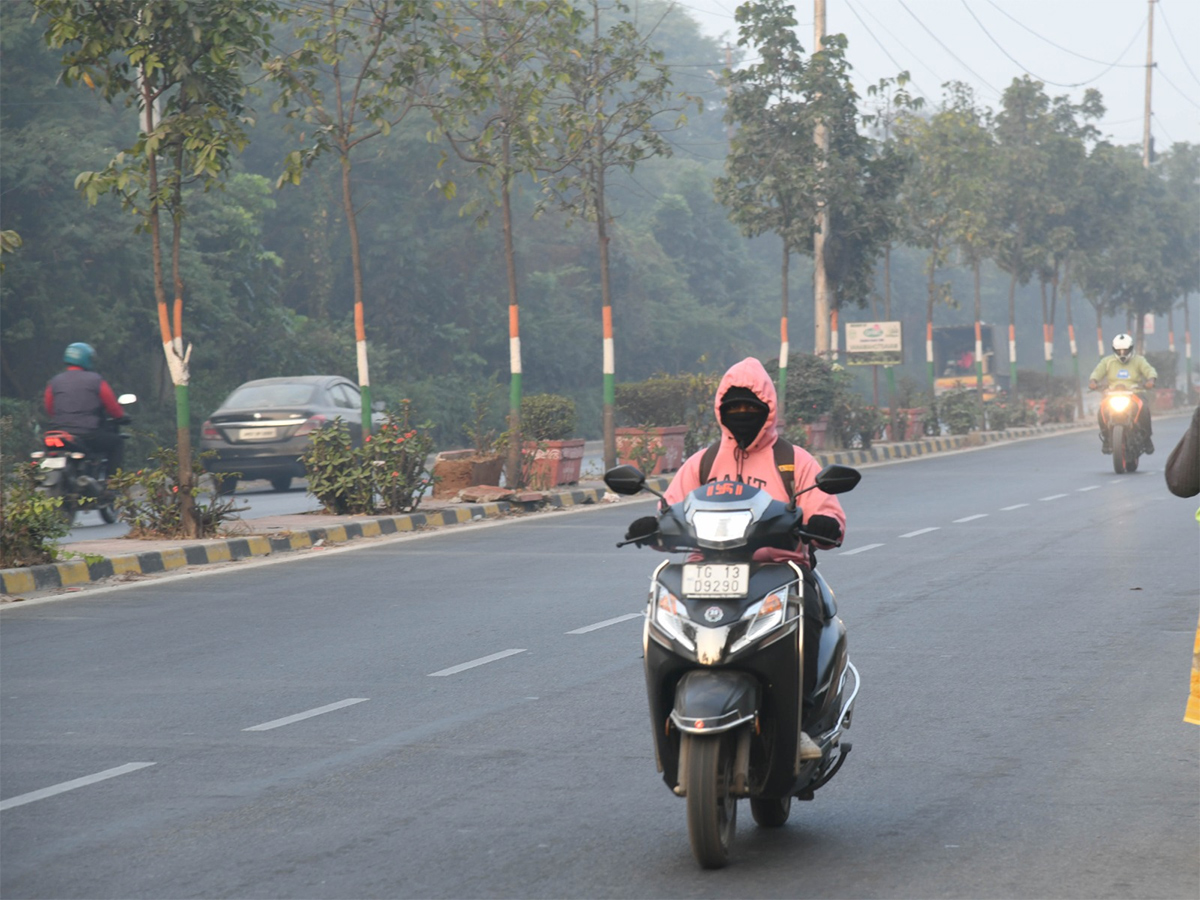 Cold Wave : Dense Fog Envelops Hyderabad Photos3