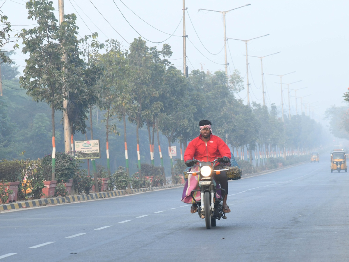 Cold Wave : Dense Fog Envelops Hyderabad Photos7