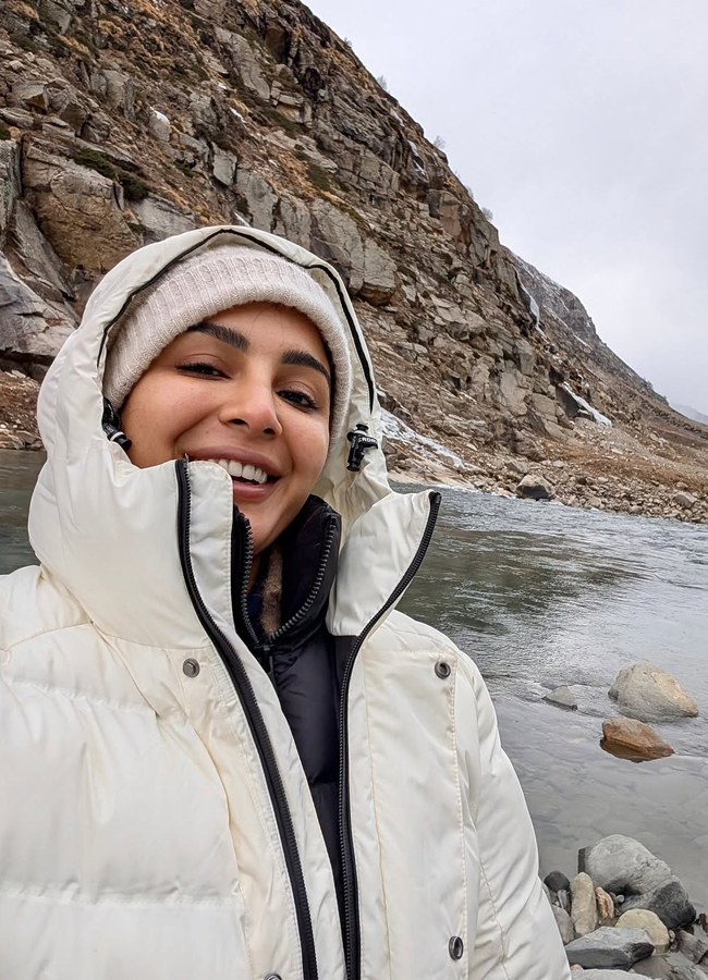 A Tollywood actress samyukthamenon is traveling in the Himalayas (photos).2