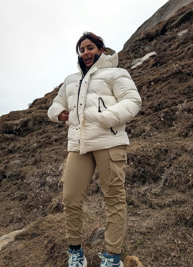 A Tollywood actress samyukthamenon is traveling in the Himalayas (photos).13