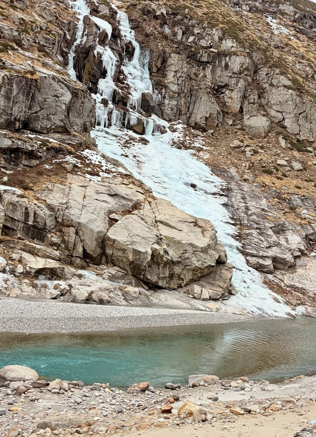 A Tollywood actress samyukthamenon is traveling in the Himalayas (photos).14