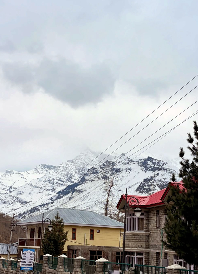 A Tollywood actress samyukthamenon is traveling in the Himalayas (photos).15