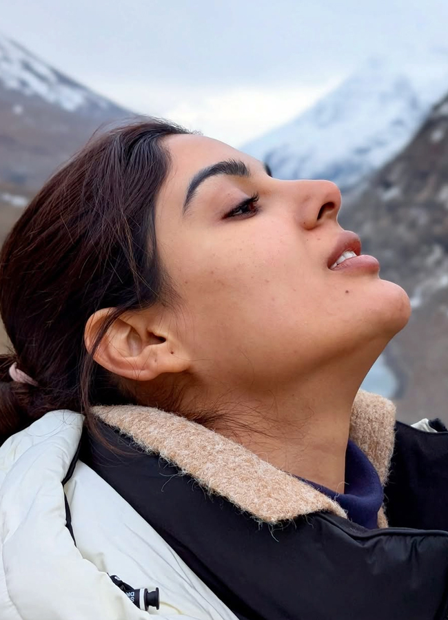 A Tollywood actress samyukthamenon is traveling in the Himalayas (photos).18
