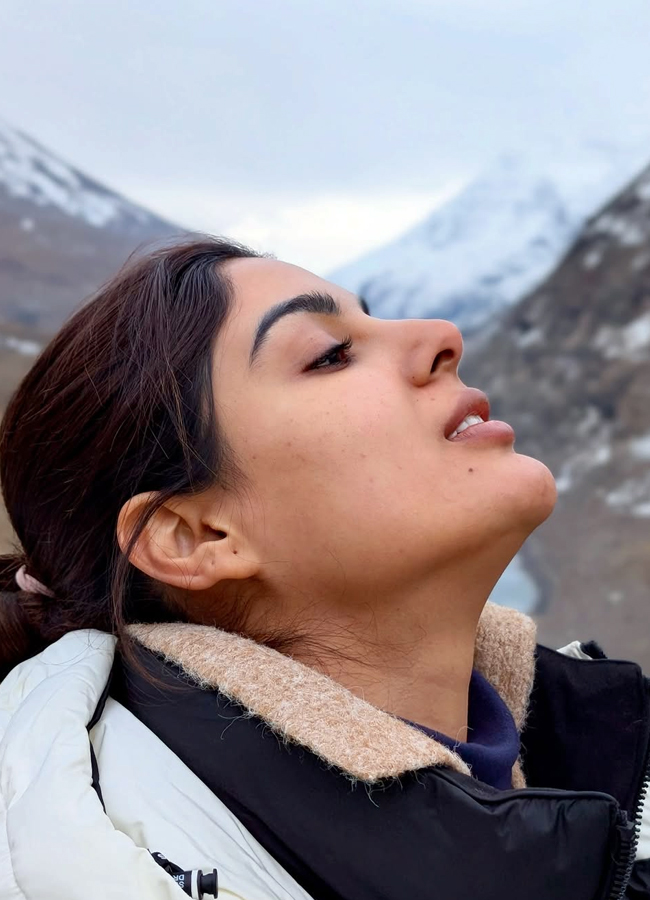 A Tollywood actress samyukthamenon is traveling in the Himalayas (photos).4