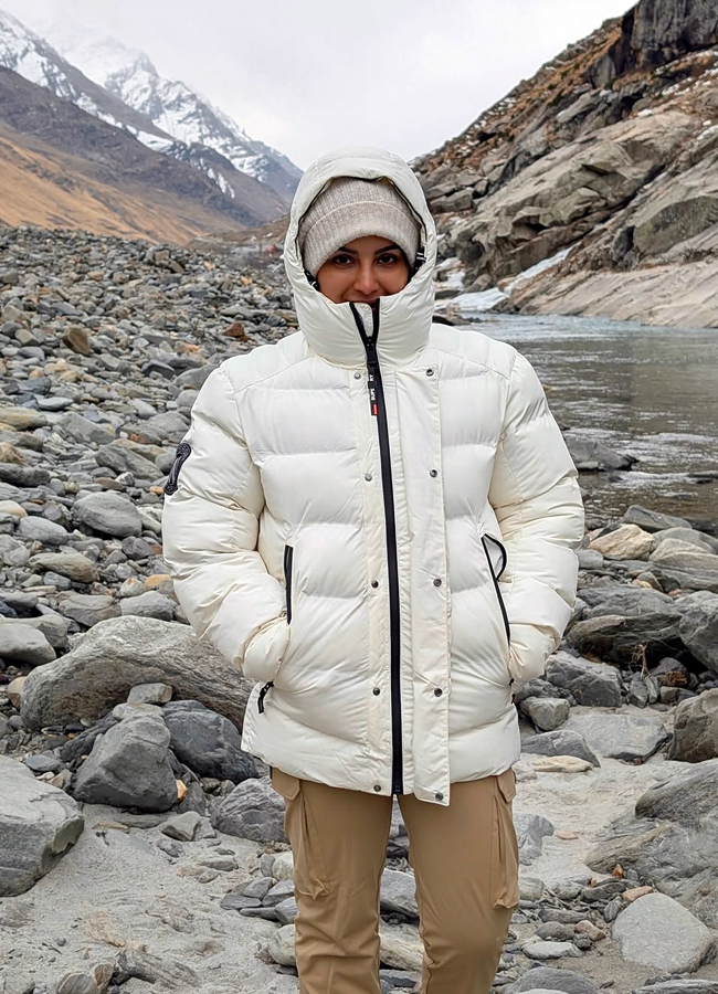 A Tollywood actress samyukthamenon is traveling in the Himalayas (photos).6