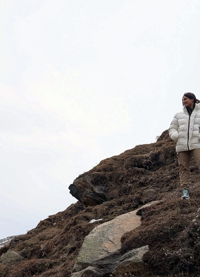 A Tollywood actress samyukthamenon is traveling in the Himalayas (photos).10