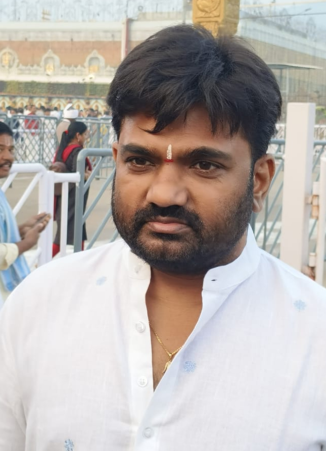 Tollywood celebrities offer prayers to Lord Venkateswara at Tirumala (Photos)13