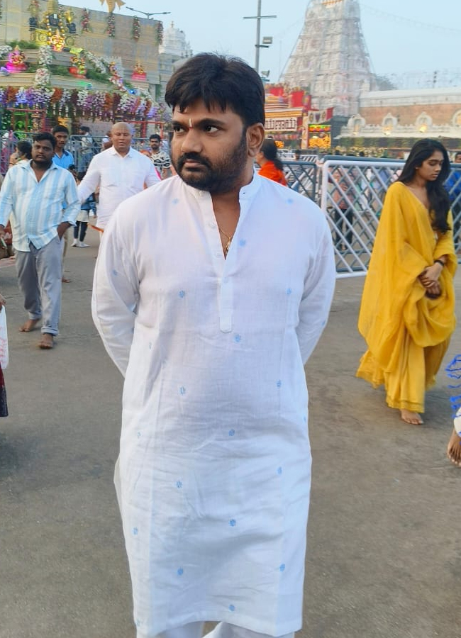 Tollywood celebrities offer prayers to Lord Venkateswara at Tirumala (Photos)15