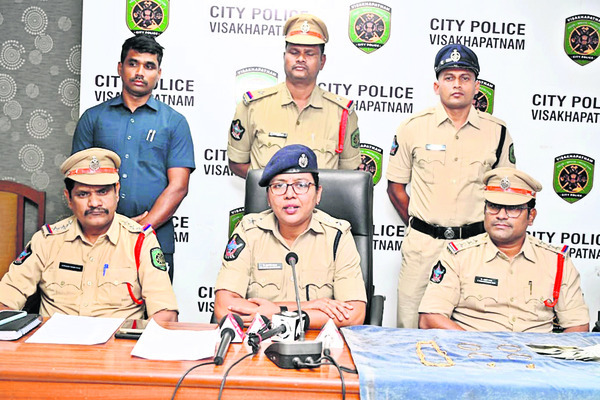 తాళ్లతో కట్టేసి.. నగలు దోచేసి! 1