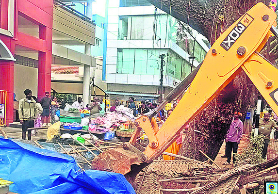 గాంధీబజార్‌లో ఫుట్‌పాత్‌ ఆక్రమణల నేలమట్టం1