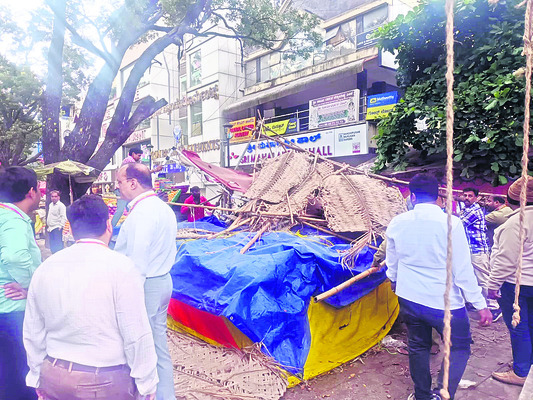 గాంధీబజార్‌లో ఫుట్‌పాత్‌ ఆక్రమణల నేలమట్టం2