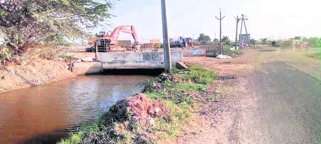 నీటి ప్రవాహానికి అడ్డంకులు 
1