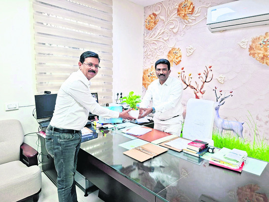 జిల్లా జడ్జిని కలిసిన  డీఎంహెచ్‌ఓ1