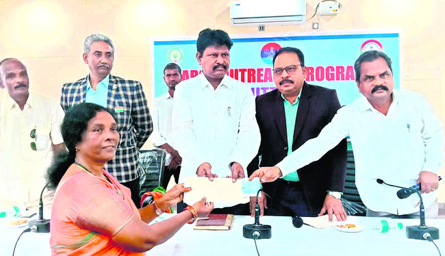 ఫుట్‌ఓవర్‌ బ్రిడ్జి కోసం కేంద్ర మంత్రికి ఎంపీ వినతి 
1