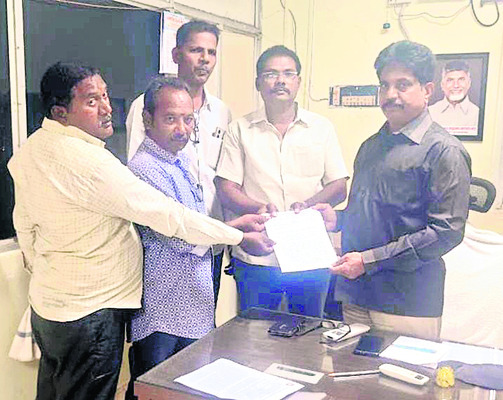 అరకమ సస్పెన్షన్లు రద్దు చేయాలి 
2