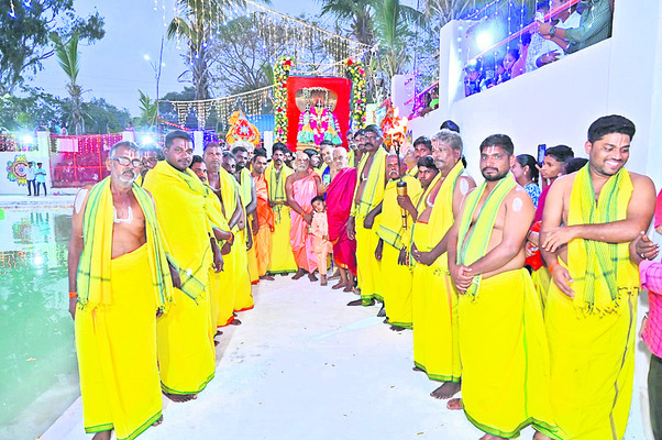 వైభవం.. లక్ష్మీవేంకటేశ్వరుడి తెప్పోత్సవం 1