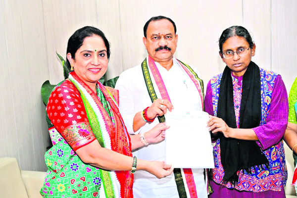 నియామకపత్రం  అందుకున్న ధన్వంతి2