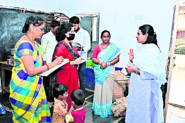 అంగన్‌వాడీ టీచర్‌ను తొలగించాలి 1