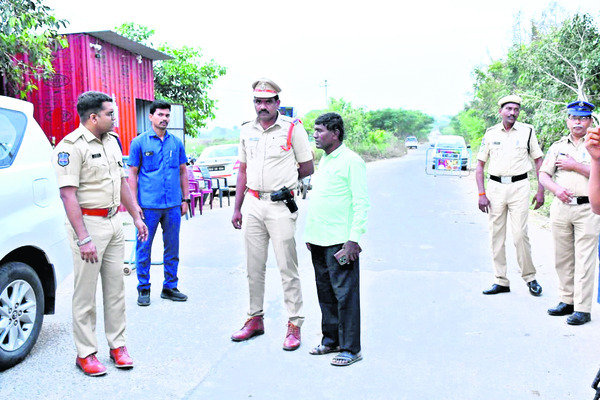 చెక్‌పోస్టుల వద్దఅప్రమత్తంగా ఉండాలి 
1