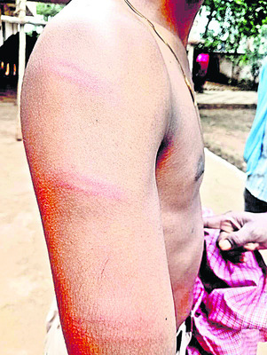 విద్యార్థిపై అధ్యాపకుడి దాష్టీకం1