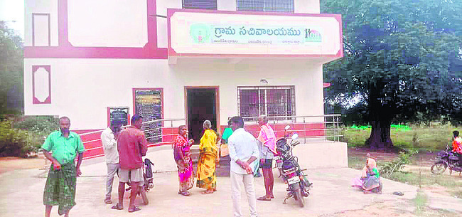 ● పూర్తి స్థాయిలో హాజరుకాని సచివాలయ ఉద్యోగులు ● సమయపాలన1