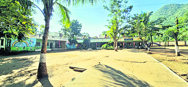 పాఠశాల భోజన సరుకులు.. పక్కాదారి! 1