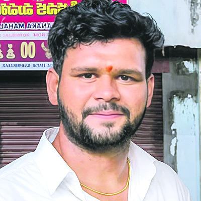 హస్తంలో కారు చిచ్చు! 1