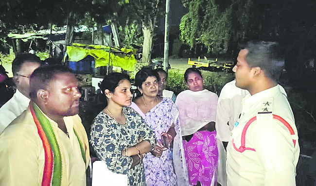 ఉద్రిక్తతల నడుమ భవనాల కూల్చివేత 1