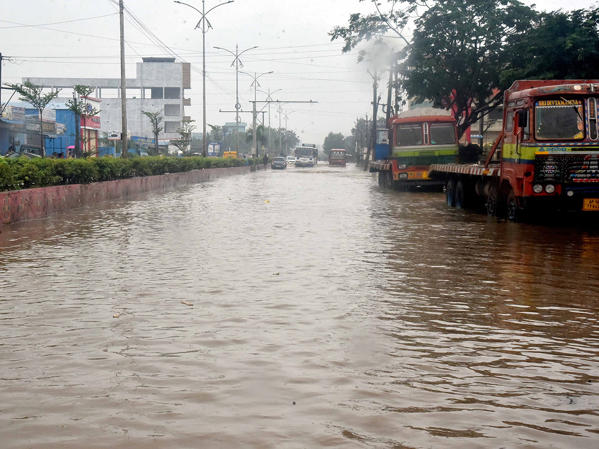 Cyclone Ditwah : Heavy Rains in Nellore Photos7