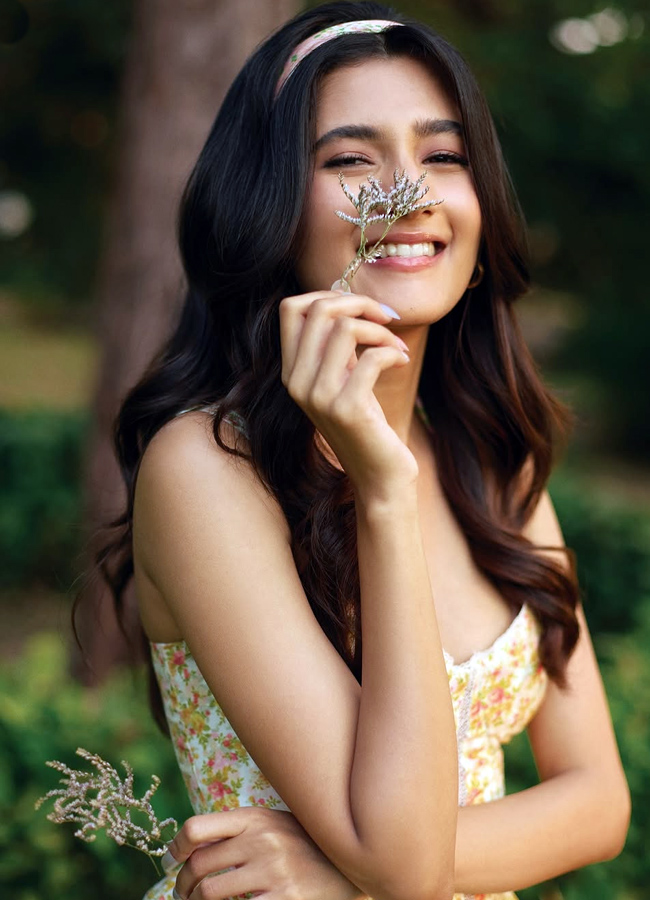 The Family Man movie team in fun mode at outside (Photos)10