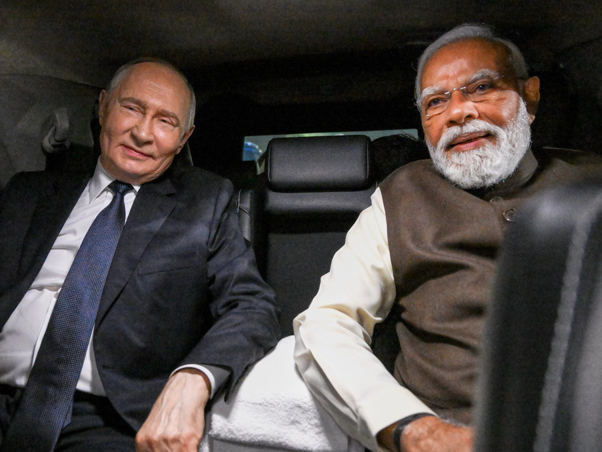 PM Modi Welcomes Russian President Vladimir Putin in Delhi AIrport Photos2