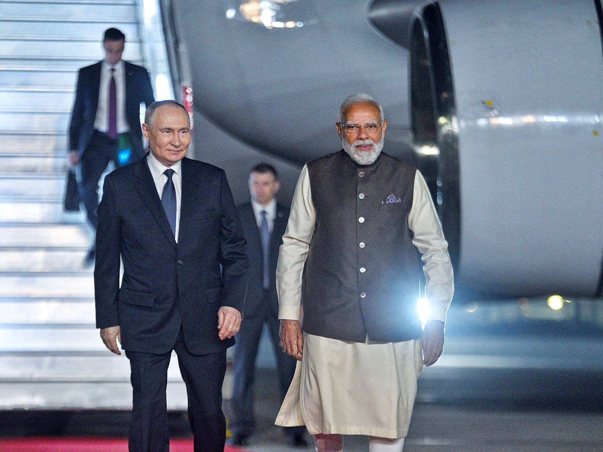 PM Modi Welcomes Russian President Vladimir Putin in Delhi AIrport Photos11