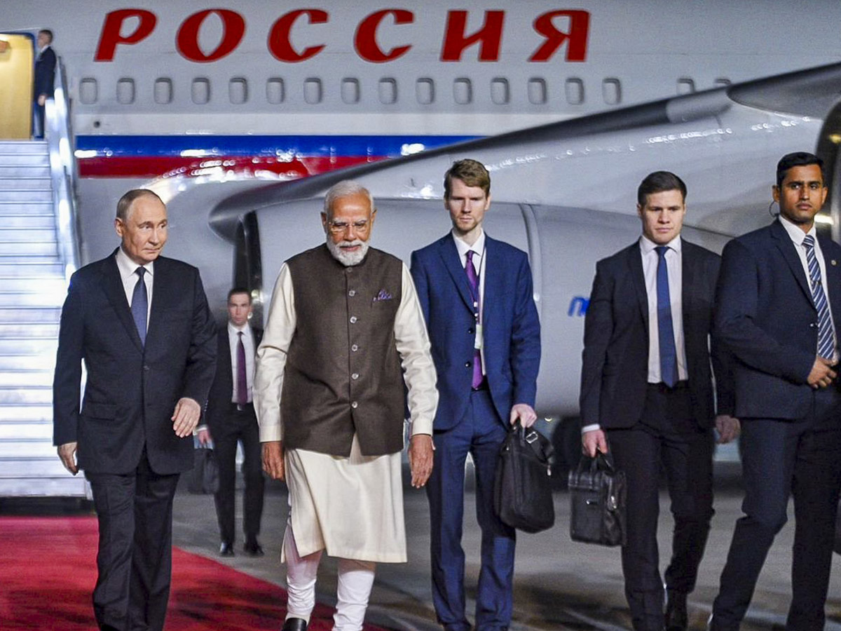 PM Modi Welcomes Russian President Vladimir Putin in Delhi AIrport Photos1