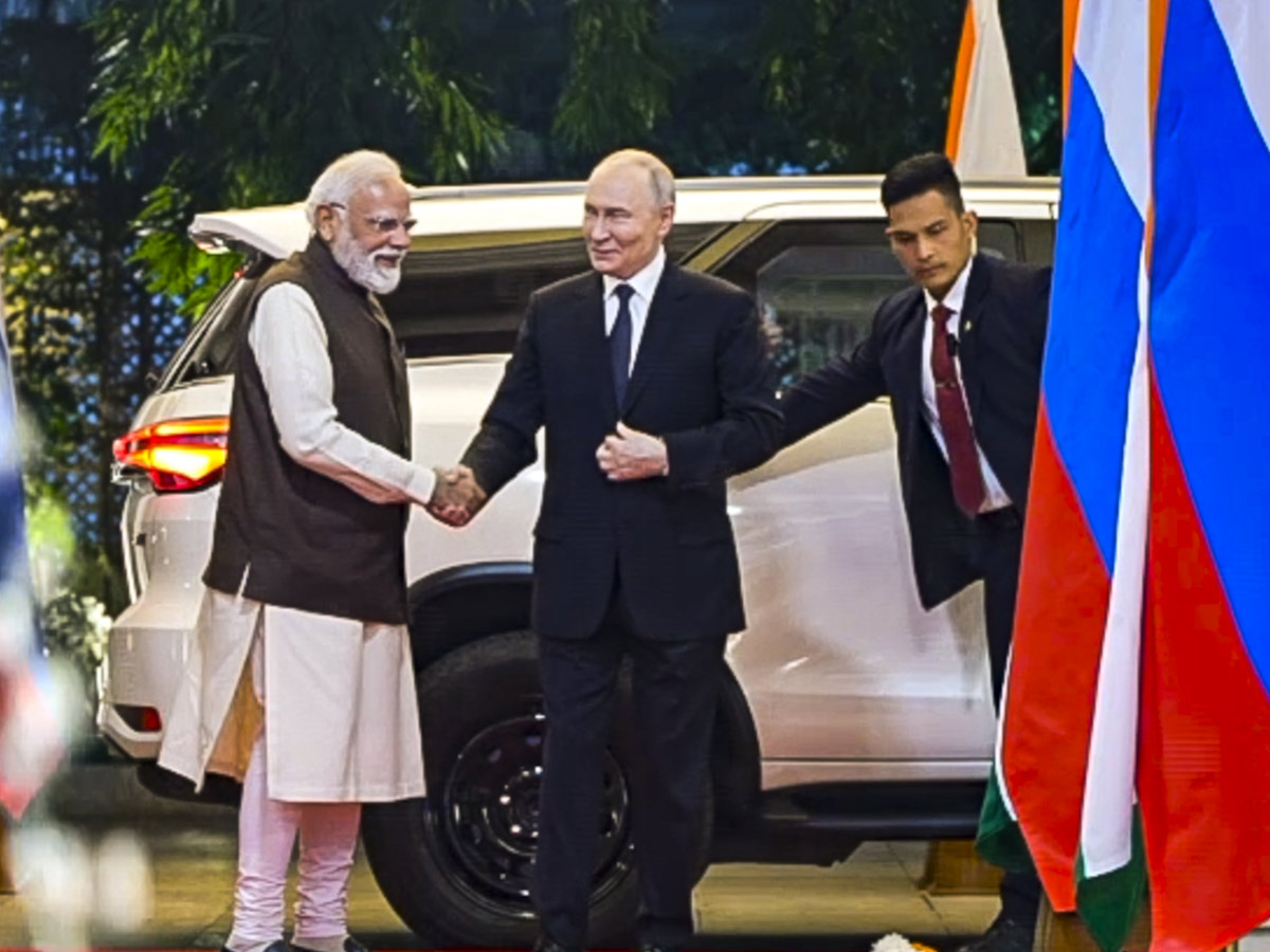 PM Modi Welcomes Russian President Vladimir Putin in Delhi AIrport Photos12