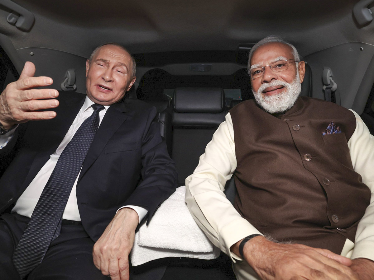 PM Modi Welcomes Russian President Vladimir Putin in Delhi AIrport Photos13