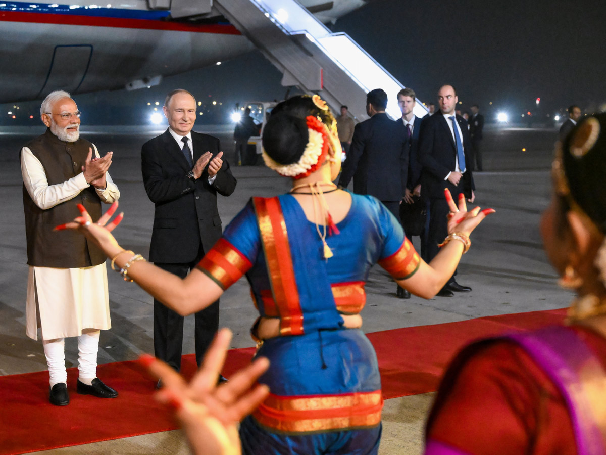 PM Modi Welcomes Russian President Vladimir Putin in Delhi AIrport Photos15