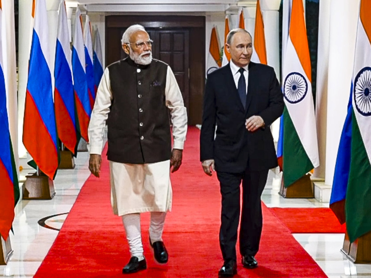 PM Modi Welcomes Russian President Vladimir Putin in Delhi AIrport Photos5