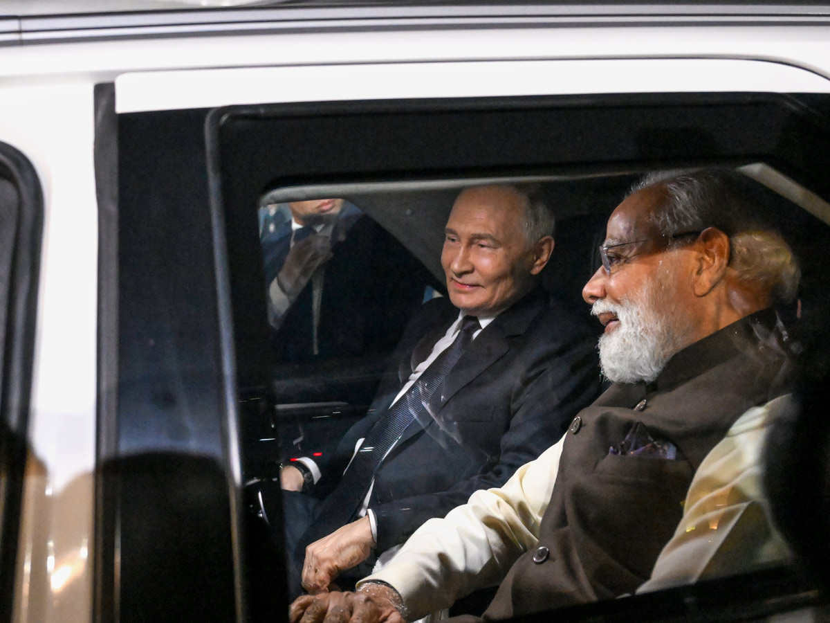 PM Modi Welcomes Russian President Vladimir Putin in Delhi AIrport Photos9