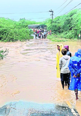  జిల్లాను వీడని వర్షాలు 
2